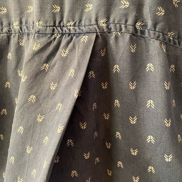 Zach’s Girlfriend Blue S/S Chambray Blouse with Arrow/Chevron pattern. Size S. - Picture 4 of 6